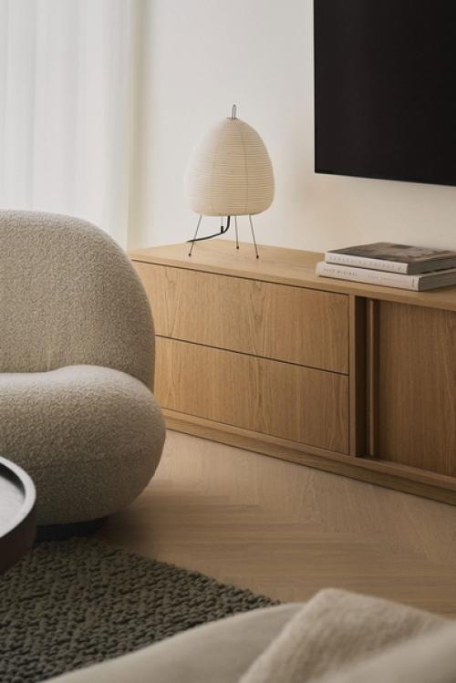 Нордическая эстетика душевной простоты и обтекаемой функциональности, пропущенная через призму современной элегантности середины века. 03