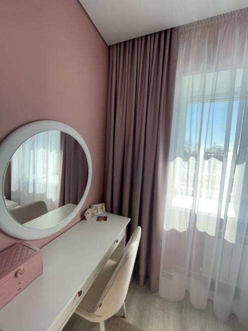 Розовые тона традиционно используют при оформлении комнат для девочек. 04