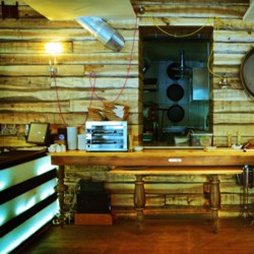 Делая мебель из старых досок дизайнеры не только вдыхают жизнь в старинное дерево, но и заботятся об окружающей среде. Делая мебель из старых досок дизайнеры не только вдыхают жизнь в старинное дерево, но и заботятся об окружающей среде.