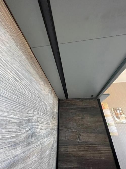 Кухонный гарнитур темно-зеленого цвета отлично впишется в интерьер любой кухни. 04