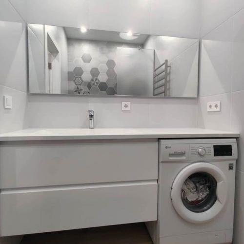 Интерьер в холодной цветовой гамме в двушке. 05