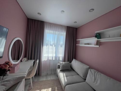 Розовые тона традиционно используют при оформлении комнат для девочек. 05