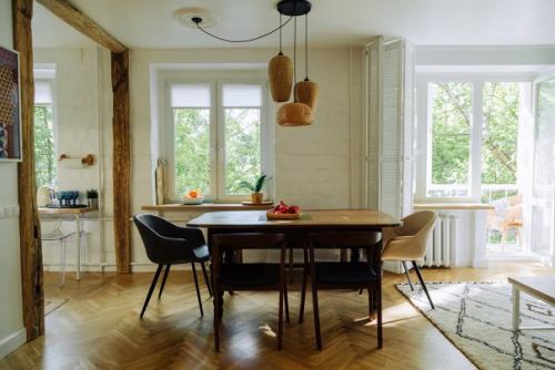 Квартира 56 м, до переделки была 3-ка, стала двухкомнатной с большой светлой гостиной, большим санузлом, отдельной спальней и гардеробной. 03