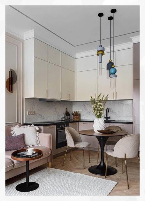 На небольшом пространстве дизайнеру удалось разместить гостиную с открытой кухней, спальню, а также ванную комнату. 02