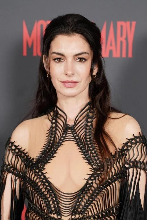 43-Летняя Энн хэтэуэй посетила премьеру своего нового фильма 