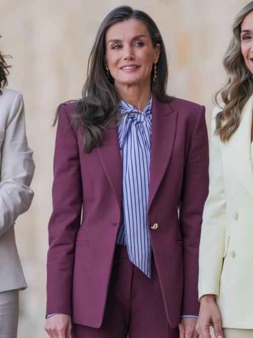 Стильный выход королевы Летиции: классика и яркая деталь. 04 Стильный выход королевы Летиции: классика и яркая деталь. 04