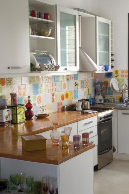 Кухонный фартук из плитки, выполненный в технике пэчворк. 05