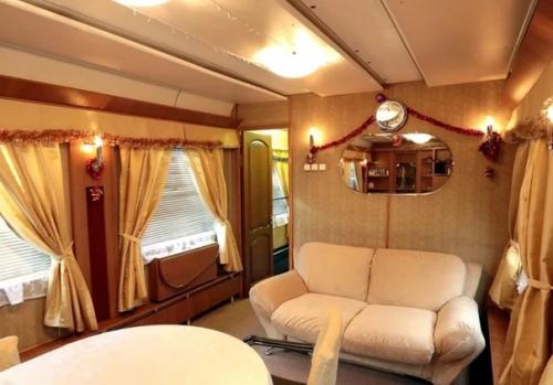 Зеленский приехал в Польшу на Золотом лакшери - поезде: шокированные журналисты показали фото. 03