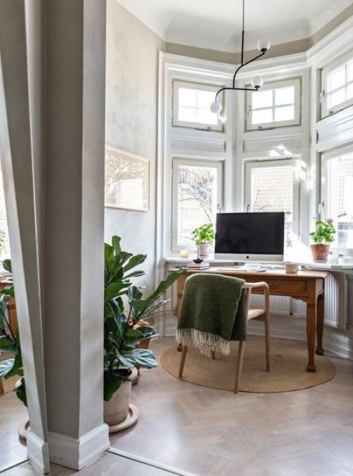 Обзор скандинавской квартиры с серой кухней и небольшим открытым балконом. 01