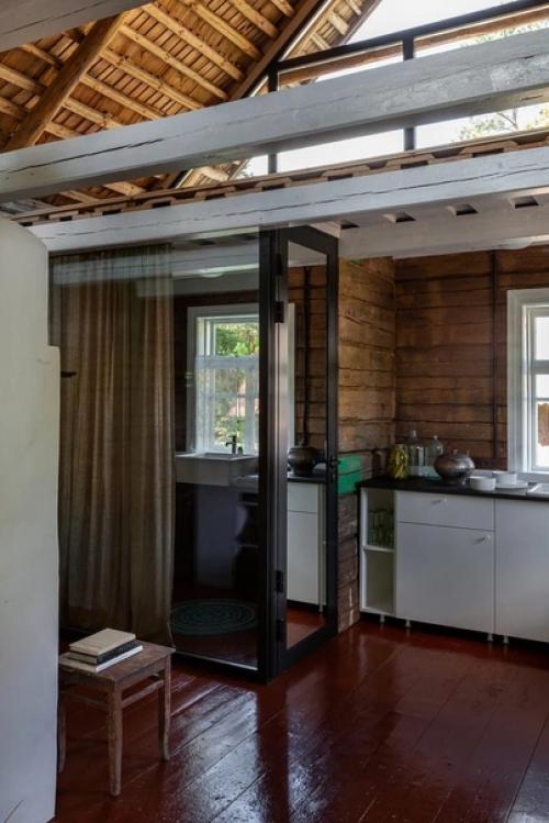 Новый взгляд на деревенскую избу: второй свет, металлическая лестница, стеклянный фронтон и входная группа, деревенская печь. 02