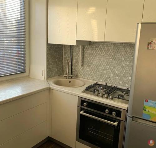 Еще один замечательный вариант обустройства маленькой кухни. 05