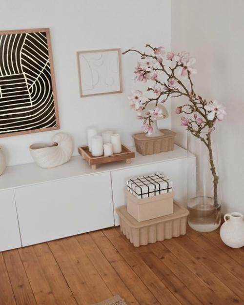 Уютные бежевые тона в дизайне светлого дома с белой мебелью. 06