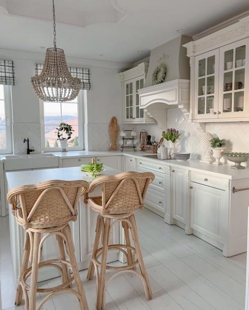 Хозяйка этого белоснежного интерьера стиль своего дома как эклектичный определяет. 01