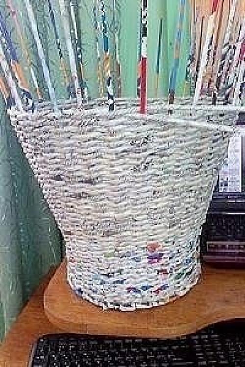 Плетение вазы из газетных трубочек для украшения интерьера