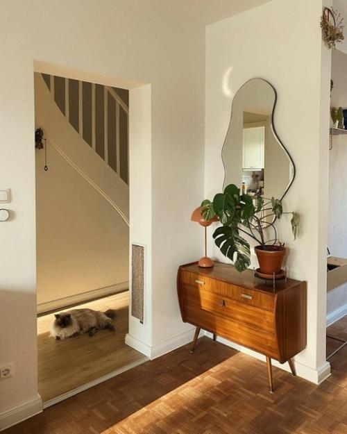 Войдите в эту уютную квартиру, где винтажная мебель и стены теплого белого оттенка создают теплую и уютную атмосферу. 08