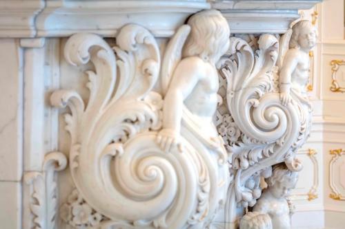 Центральный зал парадной анфилады шуваловского дворца, в котором сейчас находится музей фаберже, - синяя гостиная. 04