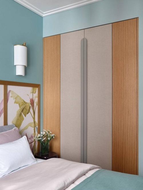 Элегантная квартира с кухней - гостиной и двумя спальнями, интерьер в ахроматических тонах, который смотрится очень воздушным и легким. 02