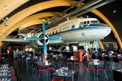 Самолет ил - 14 из Жуковского стал рестораном в аэропорту Цюриха. 07