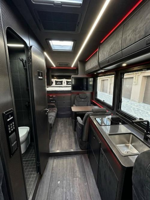 Шесть колёс у G63 6x6 кому-то показалось мало, поэтому кто-то якобы превратил внедорожник в восьмиколёсный автодом. 08