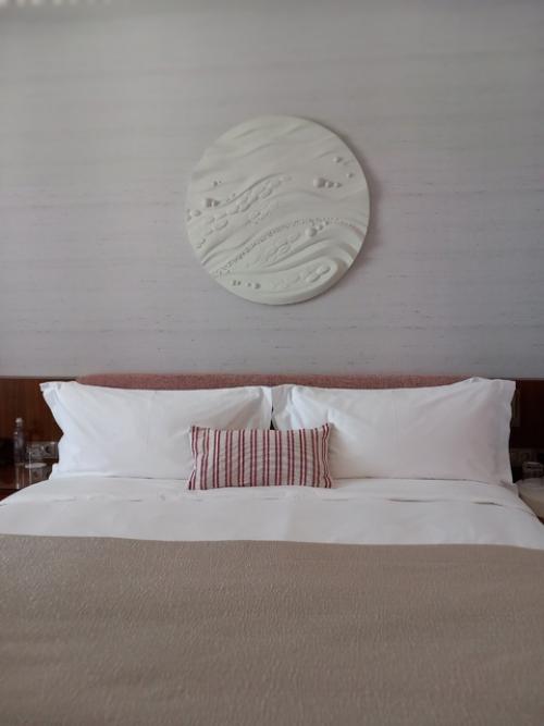 Роскошный номерной фонд, интерьеры, выполненные с использованием натуральных материалов- мрамора, редких пород дерева и латуни. 04