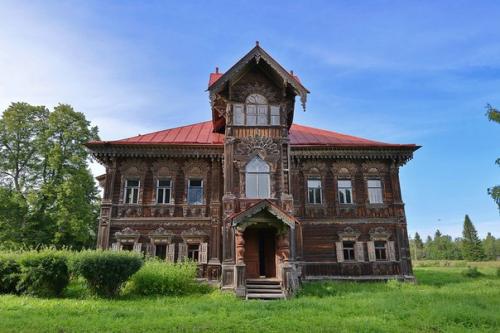 Потрясающей красоты древнерусский дом в покинутой деревне. 02