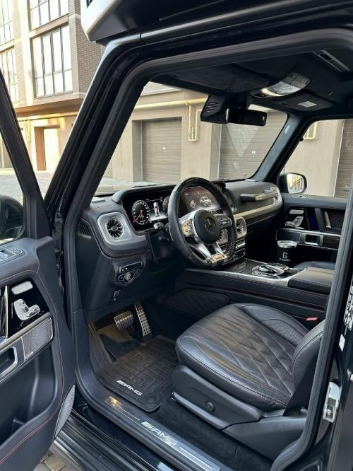 Шесть колёс у G63 6x6 кому-то показалось мало, поэтому кто-то якобы превратил внедорожник в восьмиколёсный автодом. 04