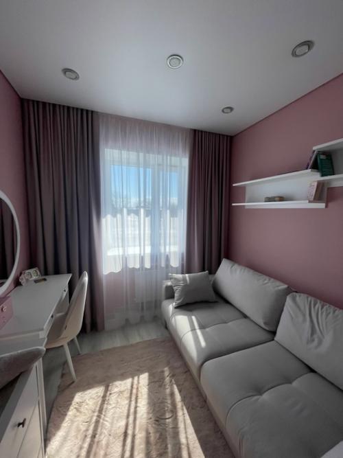 Розовые тона традиционно используют при оформлении комнат для девочек. 02