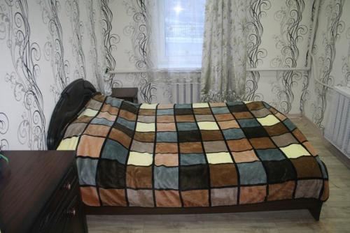 Сдается дом на сутки, все условия для проживания: просторная кухня, зал, спальня, сан узел совместный с душевой кабиной. 05