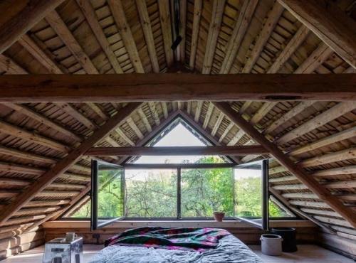 Новый взгляд на деревенскую избу: второй свет, металлическая лестница, стеклянный фронтон и входная группа, деревенская печь. 06