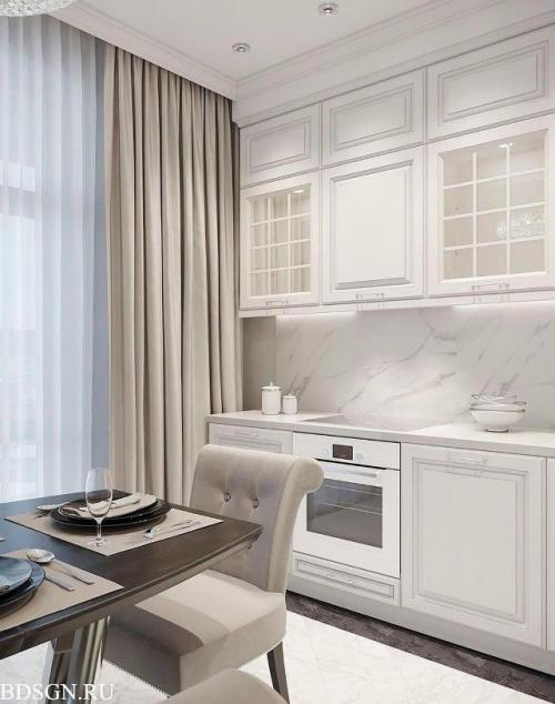 Просторная и светлая кухня выглядит очень привлекательно. 02