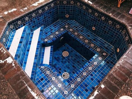 Сюрприз в новом доме пара купила дом и обнаружили в нем джакузи, которое было спрятано. 07