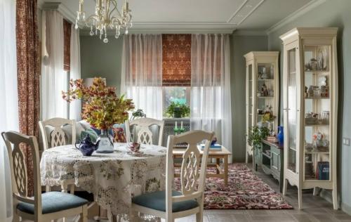 Дизайнер интерьеров лилия Асфандиярова создала яркий интерьер в английском стиле с использованием башкирских национальных мотивов. 
