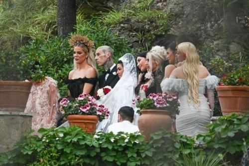 Итальянская готика: свадьба Кортни кардашьян и Трэвис баркер в портофино, 2022 г. 06