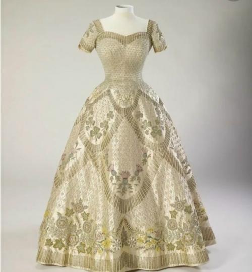 Коллекцию нарядов королевы Елизаветы второй, включая сумочки и туфли, покажут на специальной выставке, приуроченной к её столетнему юбилею. 01