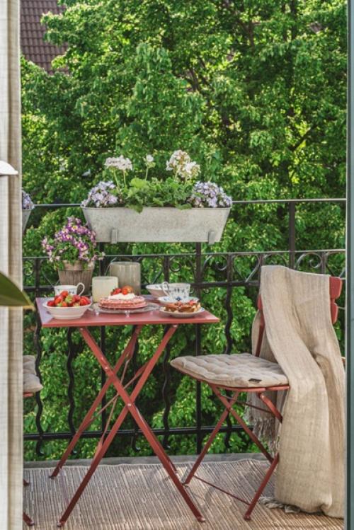 Обзор скандинавской квартиры с серой кухней и небольшим открытым балконом. 08