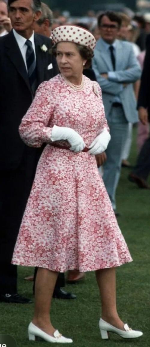 Коллекцию нарядов королевы Елизаветы второй, включая сумочки и туфли, покажут на специальной выставке, приуроченной к её столетнему юбилею. 02