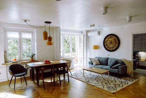 Квартира 56 м, до переделки была 3-ка, стала двухкомнатной с большой светлой гостиной, большим санузлом, отдельной спальней и гардеробной. 06