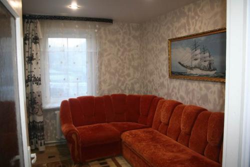 Сдается дом на сутки, все условия для проживания: просторная кухня, зал, спальня, сан узел совместный с душевой кабиной. 09