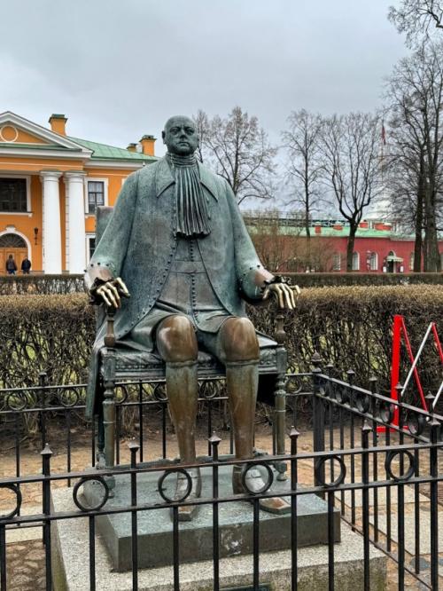 Пётр I. 
Скульптор Шемякин хотел показать не внешность, а образ личности Петра: 
