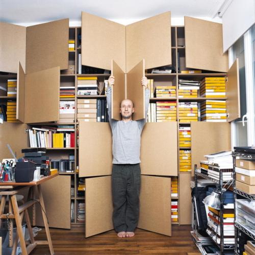 Французский фотограф Бодуэн, создал серию снимков, на которых изображены парижане в своих необычных квартирах и домах. 02