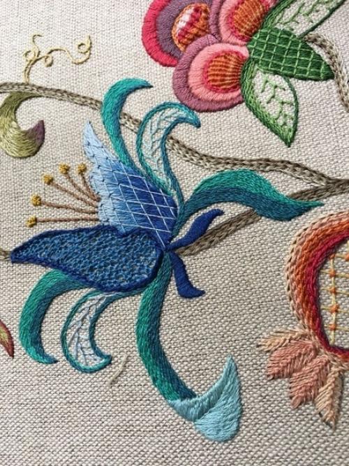 Якобинская вышивка или, как ее еще называют Крюил, стала пользоваться огромной популярностью в Великобритании на стыке 17-го и 18-го веков. 01