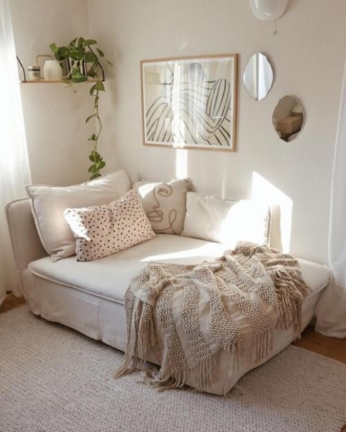 Уютные бежевые тона в дизайне светлого дома с белой мебелью. 02