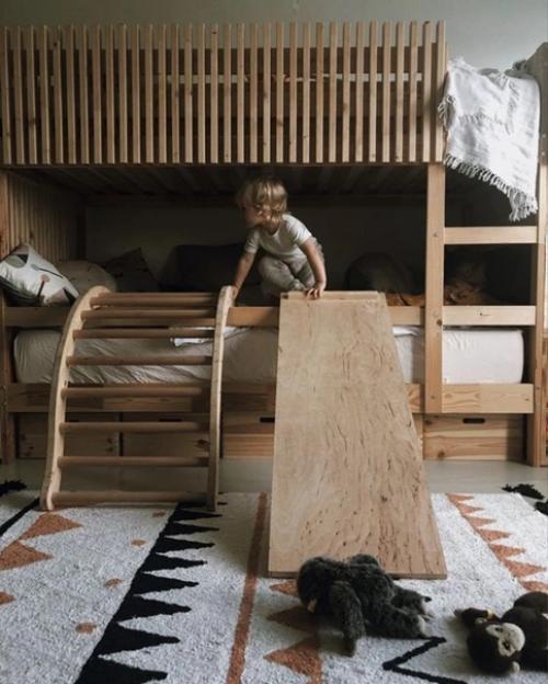 Планируя детскую комнату, можно создать атмосферу, вдохновляющую ребенка к игре, творчеству, чтению или занятиям спортом. 01