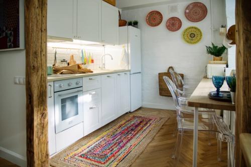 Квартира 56 м, до переделки была 3-ка, стала двухкомнатной с большой светлой гостиной, большим санузлом, отдельной спальней и гардеробной. 02