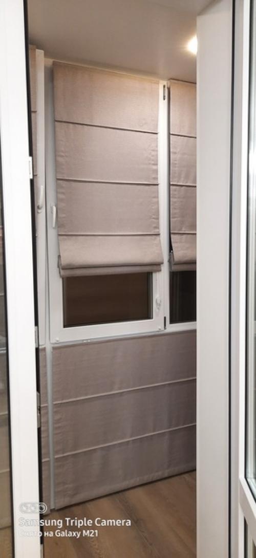 Римские шторы на балкон в цвете какао - идеальное решение для создания уютной и стильной атмосферы на вашем балконе. 04