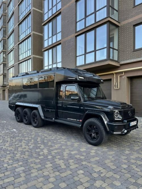 Шесть колёс у G63 6x6 кому-то показалось мало, поэтому кто-то якобы превратил внедорожник в восьмиколёсный автодом. 

