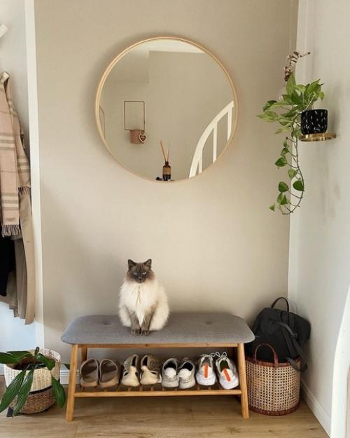 Войдите в эту уютную квартиру, где винтажная мебель и стены теплого белого оттенка создают теплую и уютную атмосферу. 02