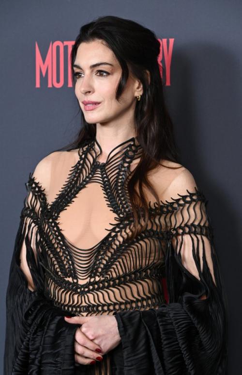 43-Летняя Энн хэтэуэй посетила премьеру своего нового фильма Мать Мария в Лондоне. 02