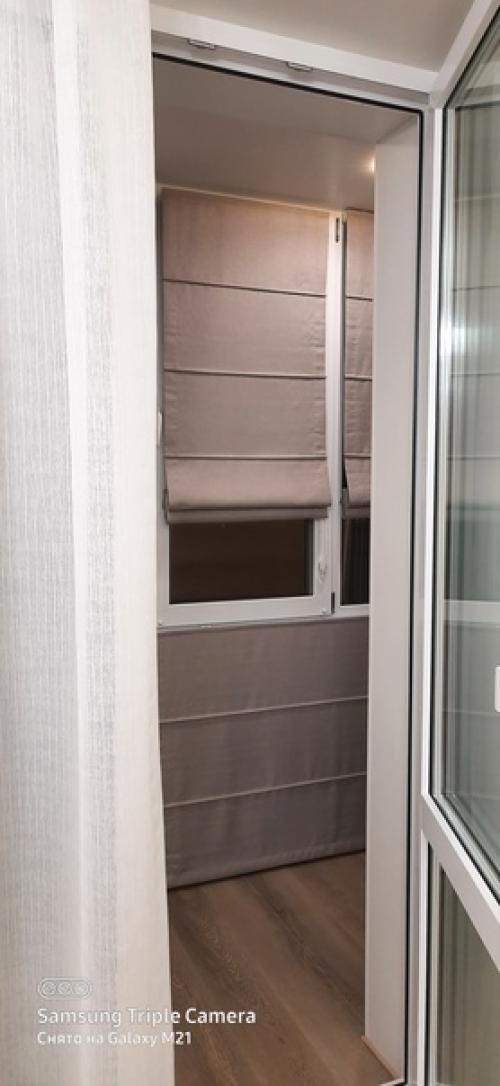 Римские шторы на балкон в цвете какао - идеальное решение для создания уютной и стильной атмосферы на вашем балконе. 05