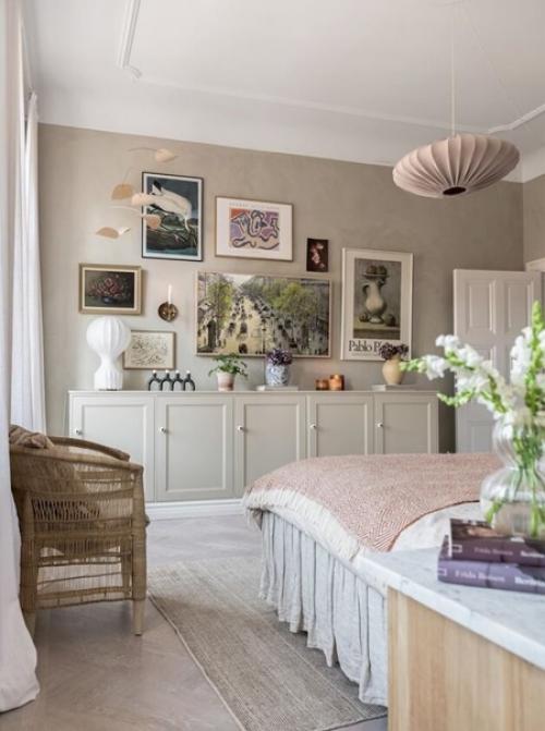 Обзор скандинавской квартиры с серой кухней и небольшим открытым балконом. 02